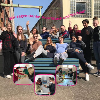 Eine Gruppe von Menschen sitzt auf Treppenstufen und winkt, während der Text "Wir sagen Danke, Frau Warth und bis bald!" erscheint.