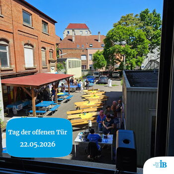 Blick auf den Tag der offenen Tür 2026 mit Tischen, Besuchern und einem blauen Himmel. | © Name