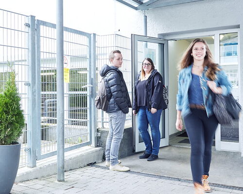 Schüler:innen am Eingang der IB Beruflichen Schulen Heilbronn