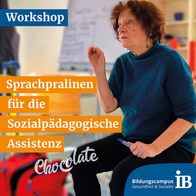 Eine Frau in einem Workshop hält einen Stift, während sie über "Sprachpralinen" für die sozialpädagogische Assistenz spricht.