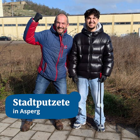 Zwei Männer posieren lächelnd und motiviert bei der Stadtputzete in Asperg, bereit, die Umgebung zu säubern.