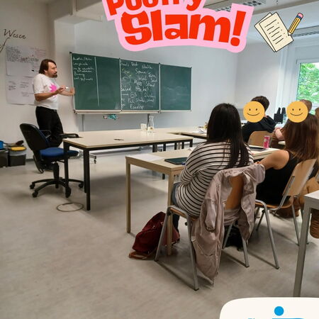 Ein Lehrer erklärt beim Poetry Slam die wichtigsten Aspekte des kreativen Schreibens in einem Klassenzimmer.