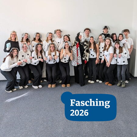 Eine Gruppe junger Menschen in Dalmatinerkostümen posiert fröhlich für ein Faschingsfoto 2026.