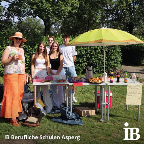 Eine Gruppe junger Menschen verkauft Getränke und Snacks bei einem Fußballturnier der IB Berufliche Schulen Asperg.