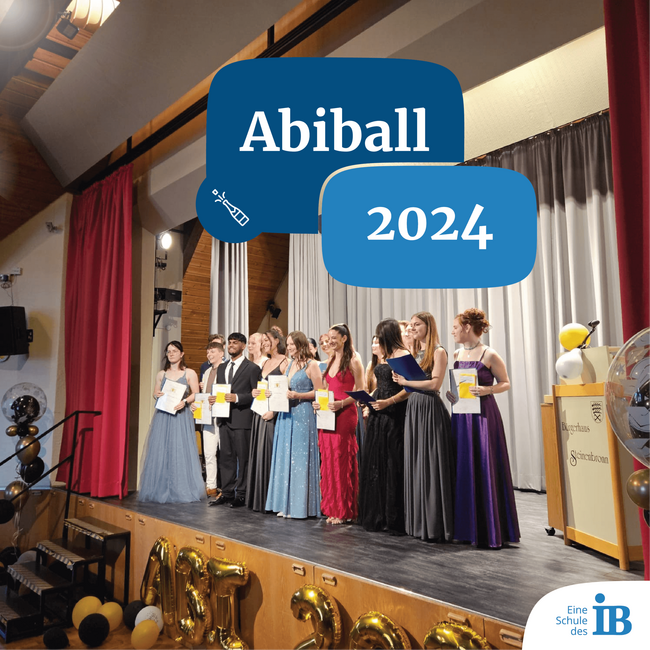 Eine Gruppe elegant gekleideter Absolventen posiert auf der Bühne bei einem festlichen Abiball 2024 mit ihren Urkunden.