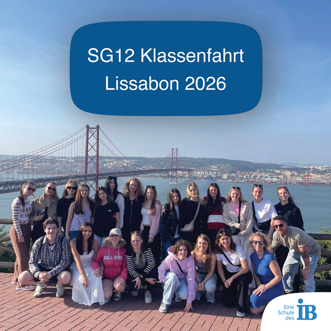 Eine Gruppe von Schülern posiert vor der beeindruckenden Kulisse der Brücke in Lissabon während ihrer Klassenfahrt 2026.