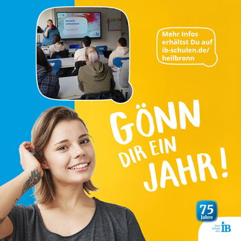 Eine junge Frau lächelt vor einem Werbebild mit der Aufschrift "Gönn dir ein Jahr!", daneben ein Klassenzimmerfoto.
