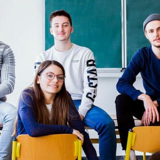 Zwei junge Männer in einem Arbeitsraum