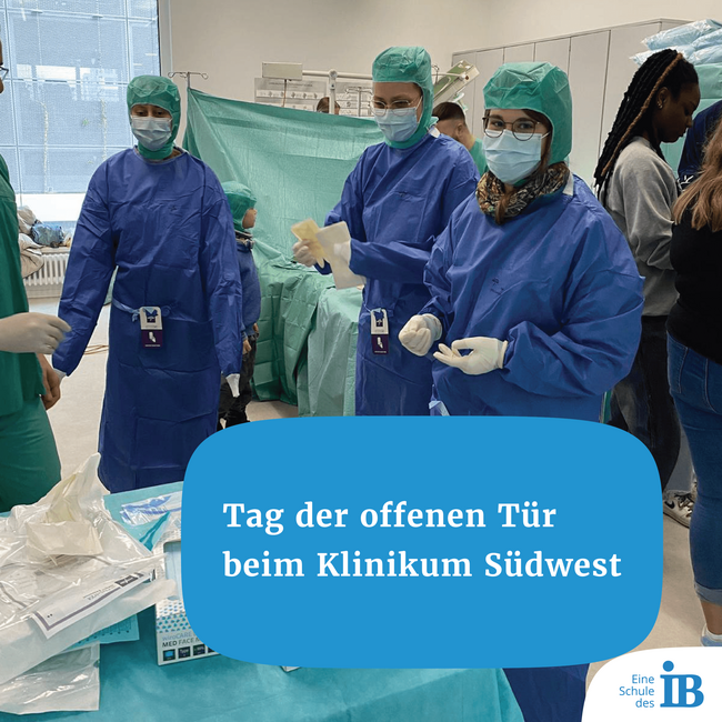 Medizinisches Personal in blauer OP-Kleidung zeigt bei einem Tag der offenen Tür im Klinikum Südwest chirurgische Ausrüstung.