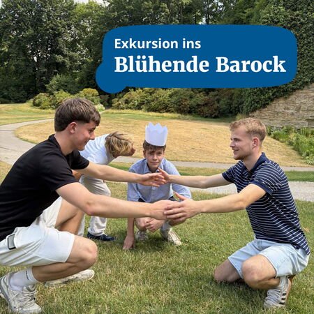 Vier Jugendliche interagieren spielerisch im Freien, während sie auf einer Exkursion ins Blühende Barock sind.