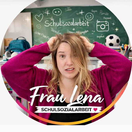 Frau Lena zeigt mit besorgtem Gesichtsausdruck, wie herausfordernd die Schulsozialarbeit sein kann.