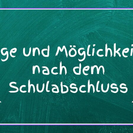 Tafel mit der Aufschrift "Wege und Möglichkeiten nach dem Schulabschluss" mit Glühbirnen und Papierfliegern verziert.