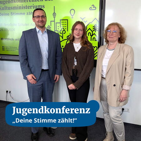 Drei Personen stehen lächelnd vor einem Bildschirm, der die Jugendkonferenz „Deine Stimme zählt!“ zeigt.
