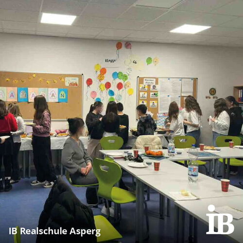 Schüler der IB Realschule Asperg versammeln sich zum gemeinsamen Fastenbrechen im Klassenzimmer während des Ramadan.