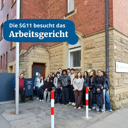 Die Schülergruppe SG11 posiert vor dem Arbeitsgericht während ihres Besuchs.