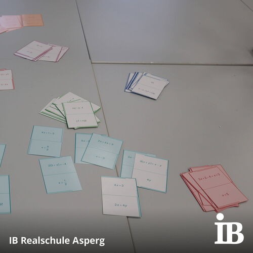 Bunte Karteikarten mit mathematischen Gleichungen liegen auf einem Tisch am Tag der offenen Tür der Realschule Asperg.