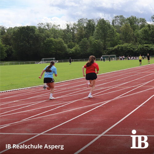 Zwei Mädchen sprinten auf einer Laufbahn bei den Bundesjugendspielen an der IB Realschule Asperg.