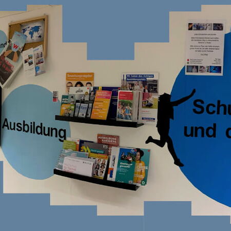 Eine Wand mit Infomaterialien zur Berufsorientierung zeigt Themen wie Praktikum, Studium und Ausbildung.