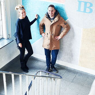 Zwei junge Männer in einem Arbeitsraum