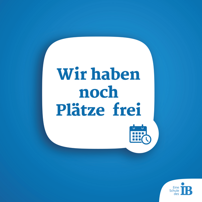Ein blauer Hintergrund mit einer Sprechblase informiert über freie Plätze, begleitet von einem Kalender-Icon.