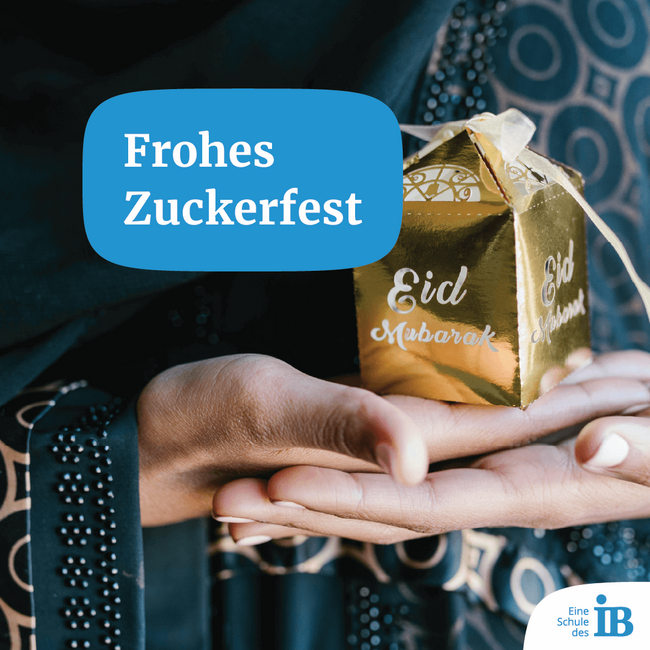 Eine Person hält eine goldene Geschenkbox mit "Eid Mubarak"-Aufschrift, begleitet von "Frohes Zuckerfest".