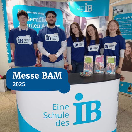 Fünf junge Menschen präsentieren die Beruflichen Schulen Asperg am Stand der Messe BAM 2025.