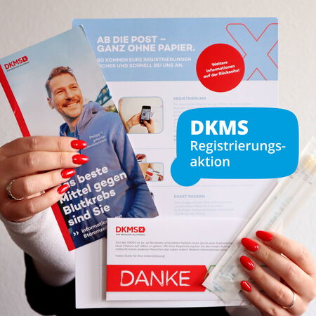 Eine Person hält DKMS-Registrierungsunterlagen und ein Testkit, um Blukrebs zu bekämpfen, mit auffälligem "Danke"-Schriftzug.