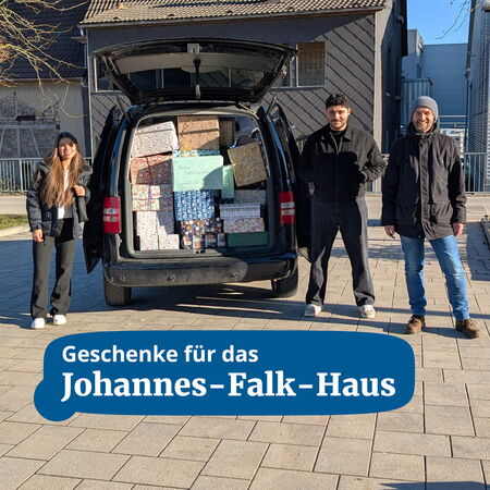 Drei Personen stehen neben einem Auto voller Geschenke für das Johannes-Falk-Haus in Stuttgart.