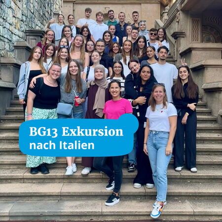 Eine große Gruppe von Jugendlichen posiert lächelnd auf einer Steintreppe während einer Exkursion nach Italien.