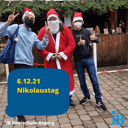 Nikolaustag 2021 - drei Schüler als Nikolaus verkleidet vor einem Weihnachtsmarktstand