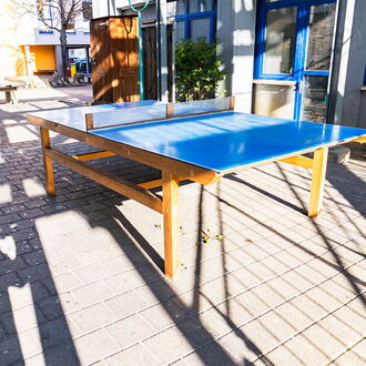 Zwei junge Männer in einem Arbeitsraum