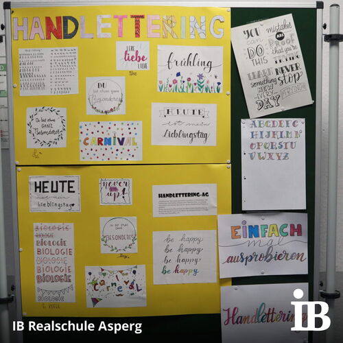 Ein gelbes Plakat zeigt kreative Handlettering-Beispiele beim Tag der offenen Tür in der IB Realschule Asperg.