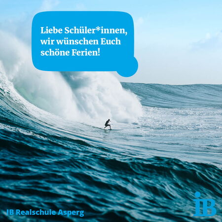 Ein Surfer reitet eine große Welle, während eine Nachricht schöne Ferien wünscht.