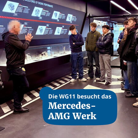 Die WG11 lernt im Mercedes-AMG Werk von einem Referenten über Motorenentwicklung und deren Meilensteine.