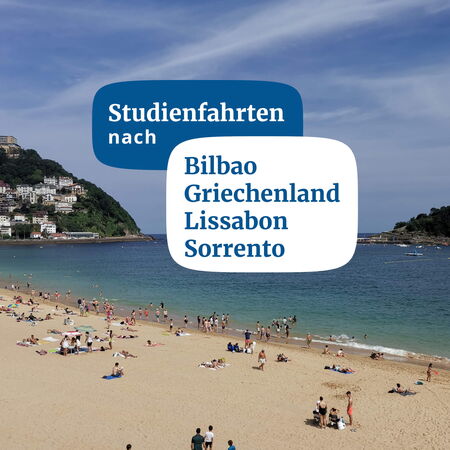 Strandbesucher genießen das sonnige Wetter, während ein Banner Studienfahrten nach Bilbao, Griechenland, Lissabon und Sorrento bewirbt.