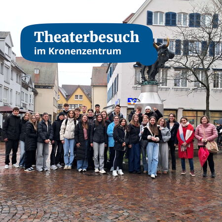 Eine Gruppe von Schülern posiert fröhlich für ein Foto nach dem Theaterbesuch im Kronenzentrum.