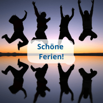 Silhouetten von springenden Menschen vor einem Sonnenuntergang mit dem Text "Schöne Ferien" in der Mitte des Bildes.