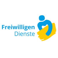 Das Logo der Freiwilligendienste zeigt eine blaue Figur mit gelbem Element, begleitet von dem Schriftzug "Freiwilligen Dienste".