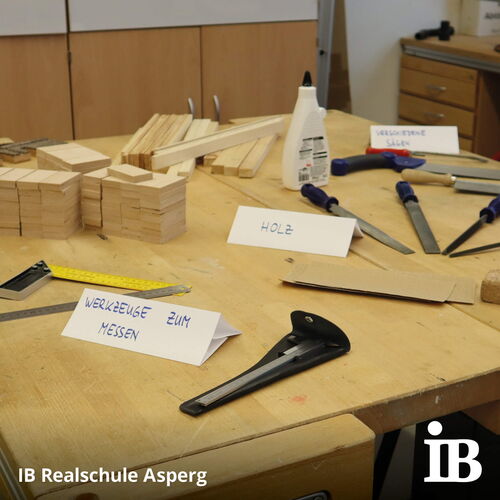 Ein Tisch in einer Werkstatt zeigt Holz, Werkzeuge und Kleber, die für handwerkliche Projekte bereitliegen.