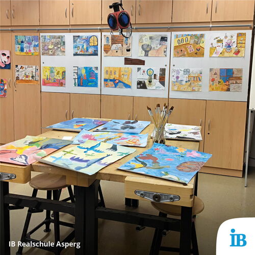 Ein Klassenzimmer der Realschule Asperg zeigt bunte Schülerkunstwerke auf Tischen und Wänden am Tag der offenen Tür.