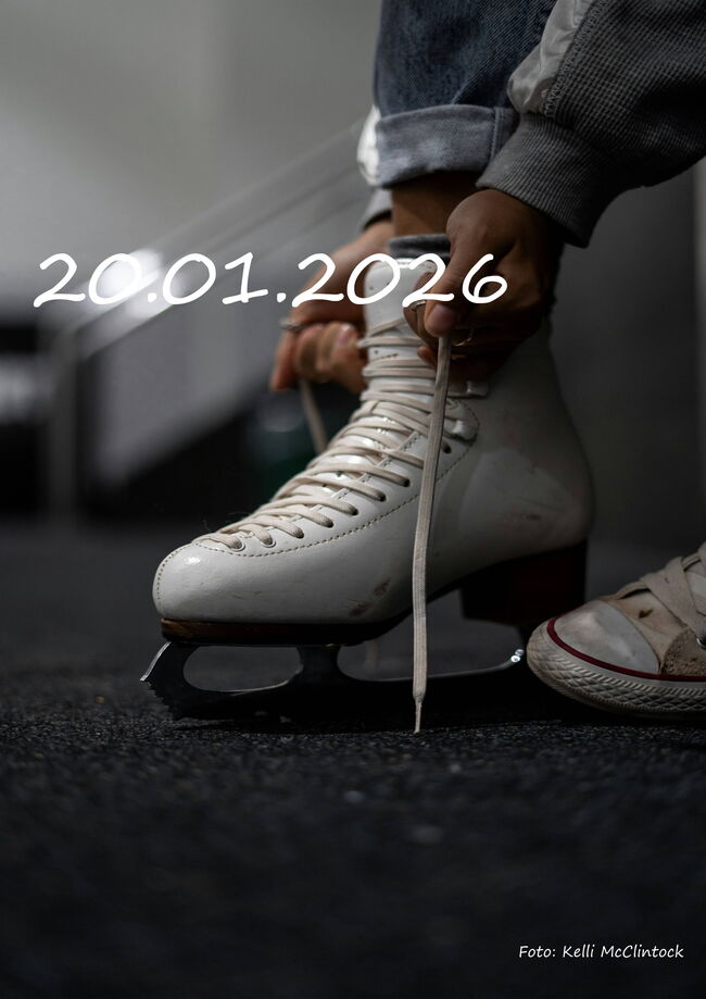 Eine Person schnürt einen Schlittschuh, während das Datum 20.01.2026 auf dem Bild hervorgehoben wird.