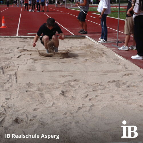 Ein Schüler landet im Sand bei einem Weitsprungwettbewerb während der Bundesjugendspiele an der Realschule Asperg.