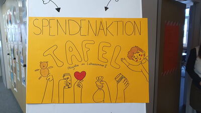 Ein gelbes Plakat kündigt eine Spendenaktion für die Tafel mit Zeichnungen von Händen und Objekten an.