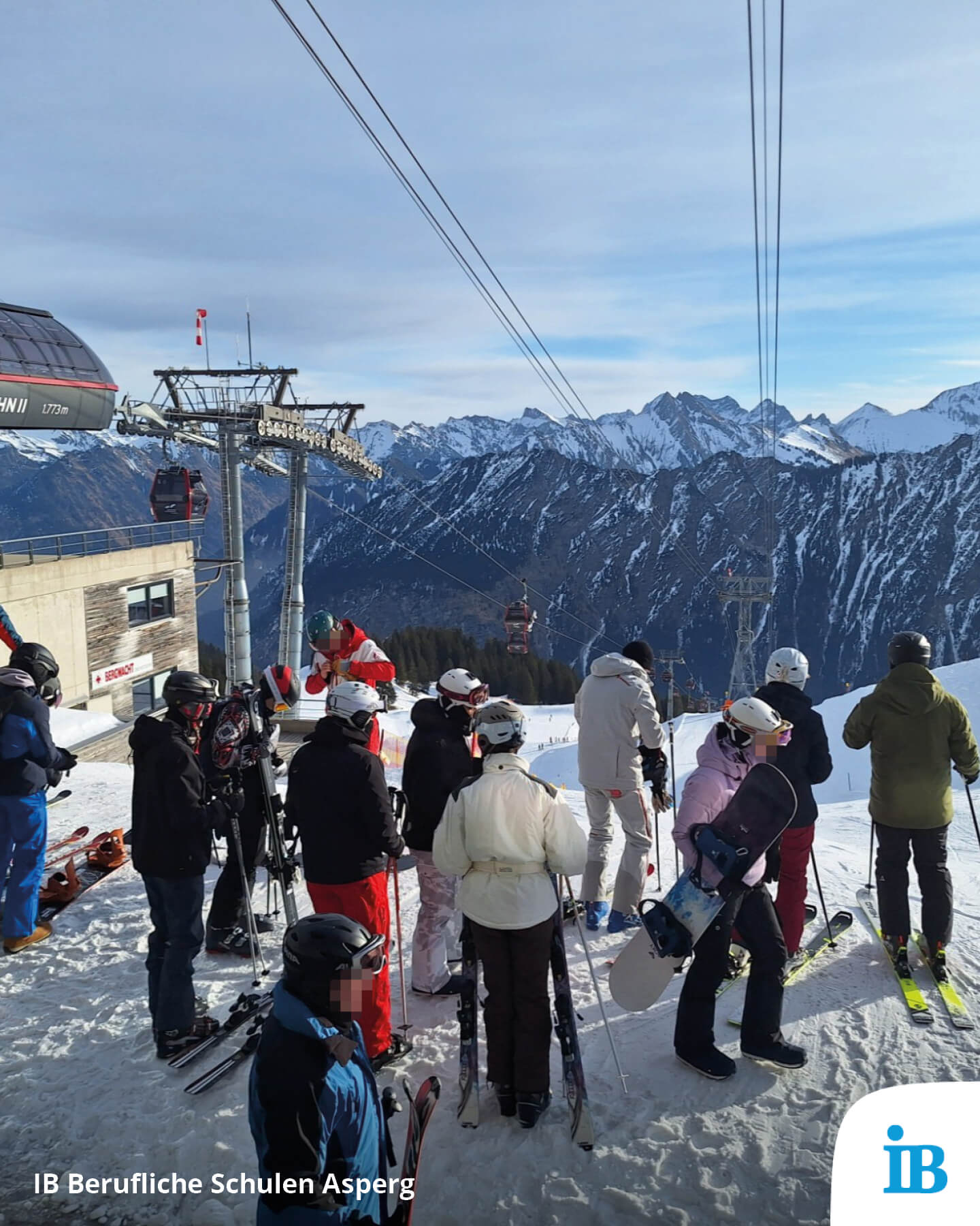 Skifahrer und Snowboarder warten am Skilift mit Blick auf die schneebedeckten Alpen beim Wintersporttag.