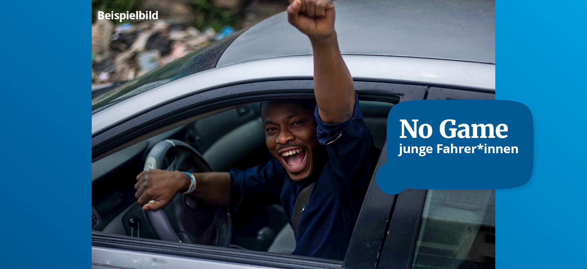Ein junger Fahrer jubelt begeistert aus dem Autofenster, neben ihm der Slogan "No Game" für junge Fahrer*innen.