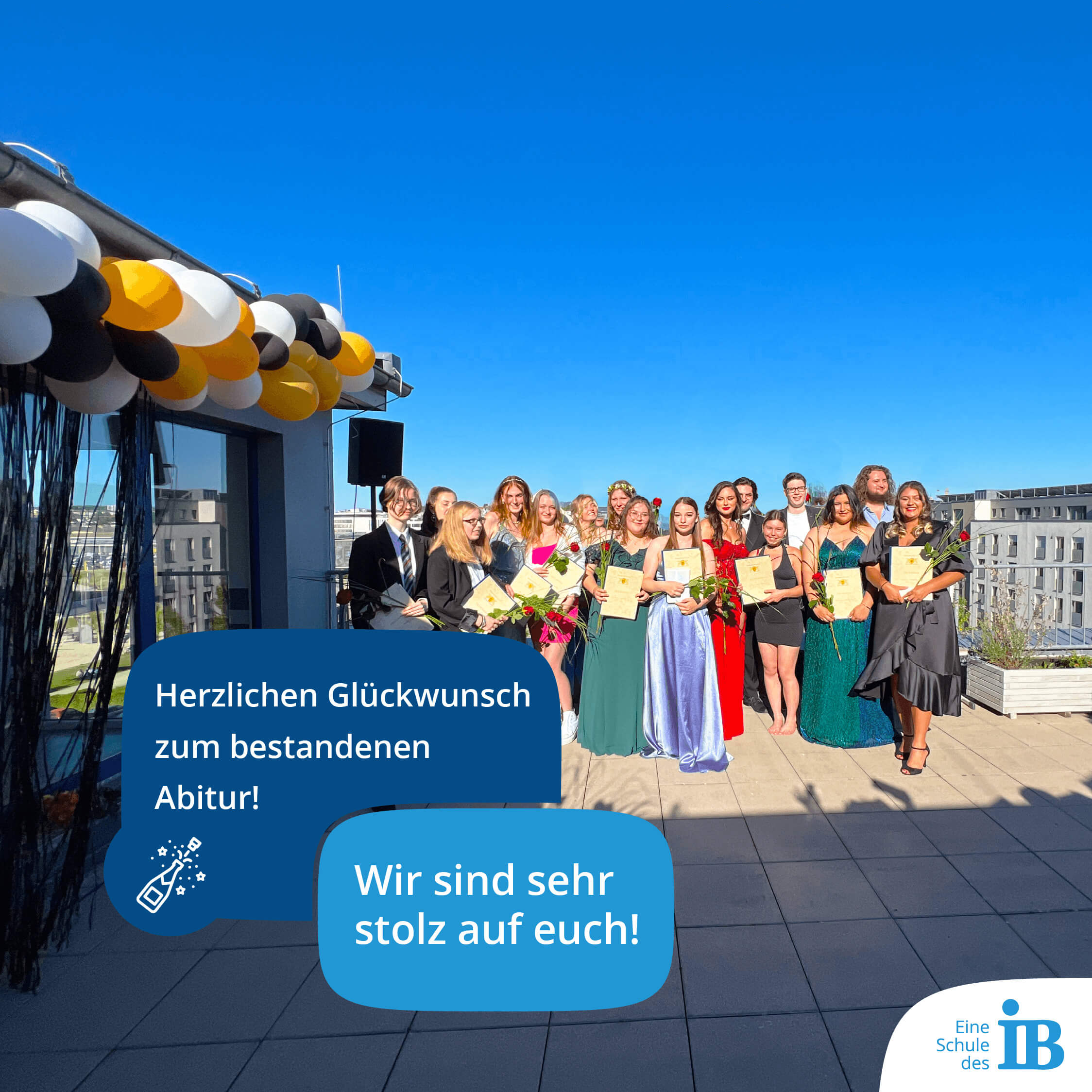 Herzlichen Glückwunsch zum bestandenen Abitur! - Wir sind sehr stolz auf Euch! - Abiturjahrgangsbild