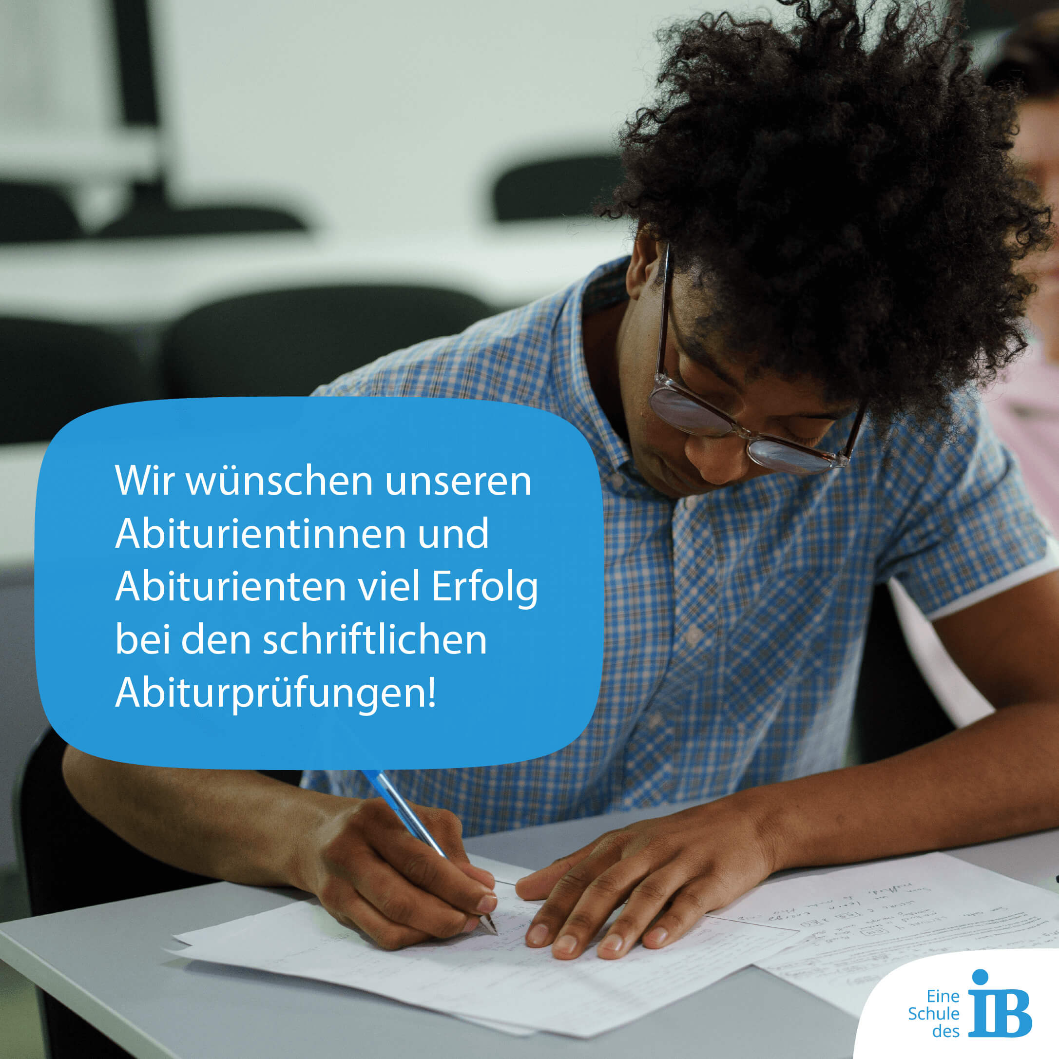 Wir wünschen unseren Abiturientinnen viel Erfolg bei den schriftlichen Abiturprüfungen! - Abiturient bei der Prüfung