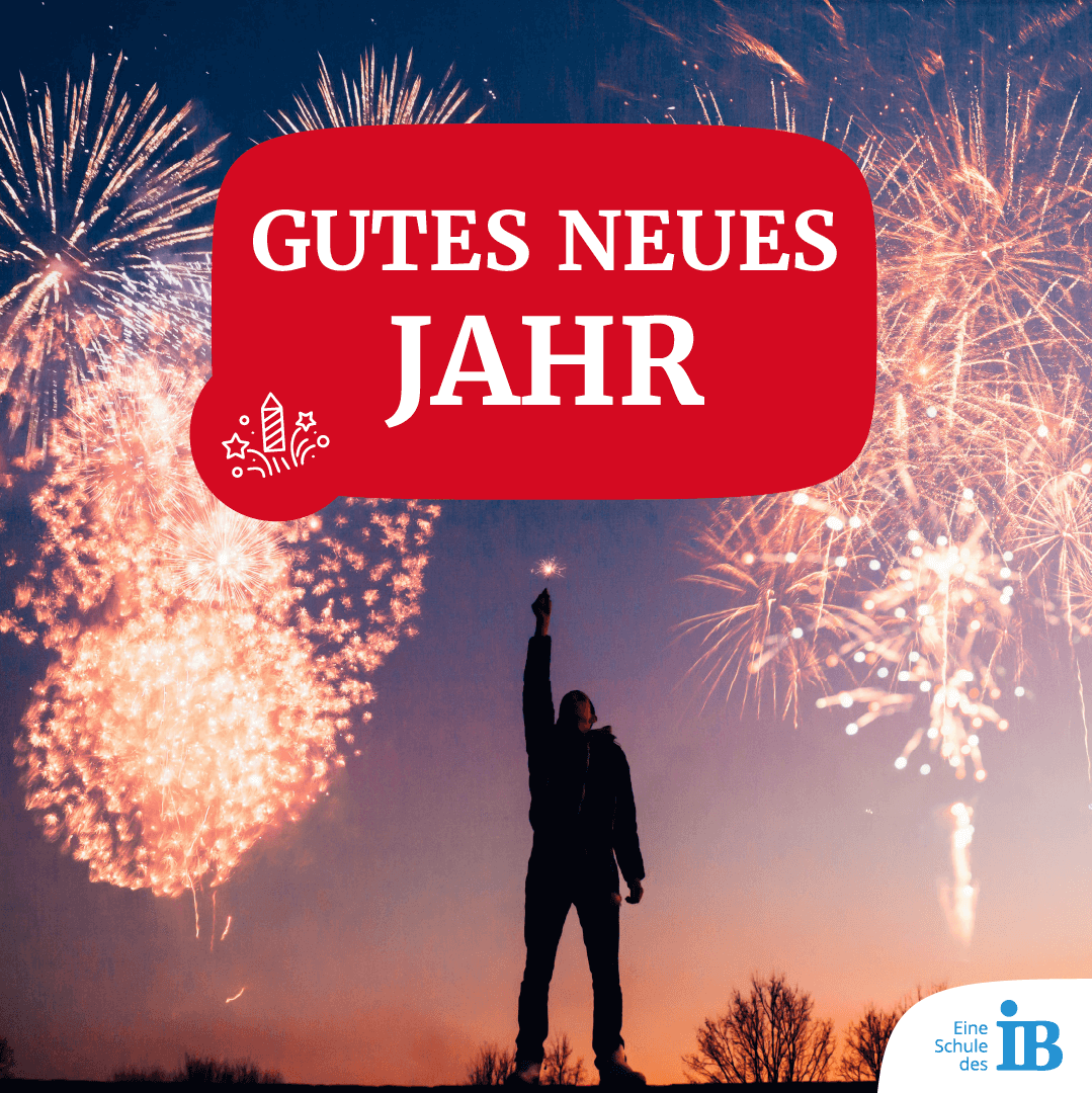 Ein Mensch hält eine Wunderkerze vor einem Himmel voller Feuerwerk mit dem Schriftzug "Gutes neues Jahr".