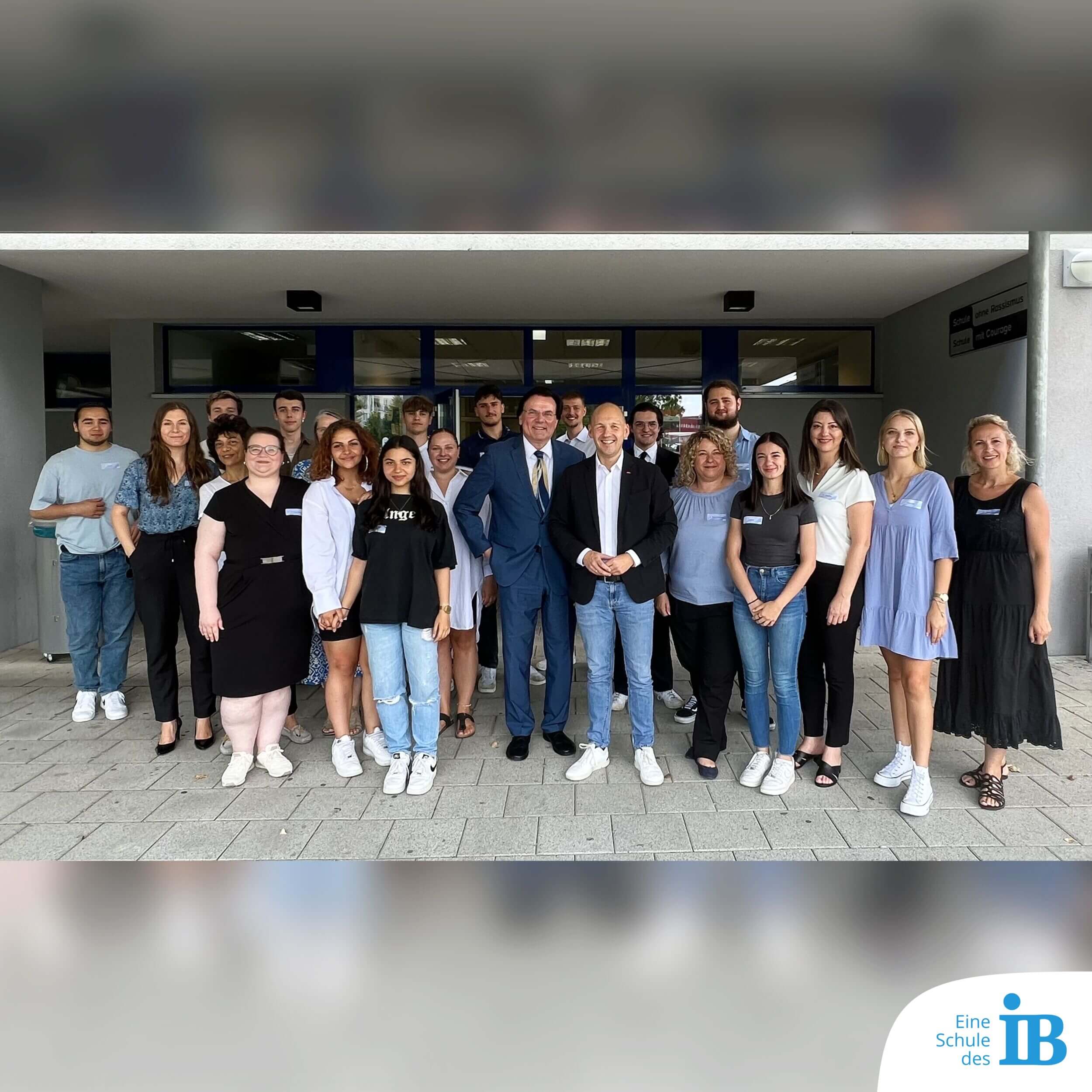 Schüler*innen und Lehrer*innen vor dem Eingang der IB Böblingen