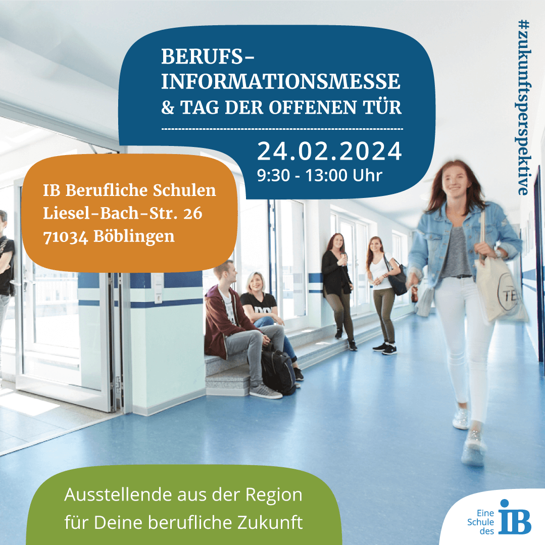Eine Gruppe junger Menschen unterhält sich fröhlich in einem Flur bei einer Berufsinformationsmesse in Böblingen.
